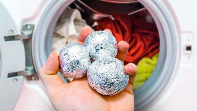 Pourquoi vous devez absolument mettre une boule de papier d'aluminium dans  le lave-linge ?